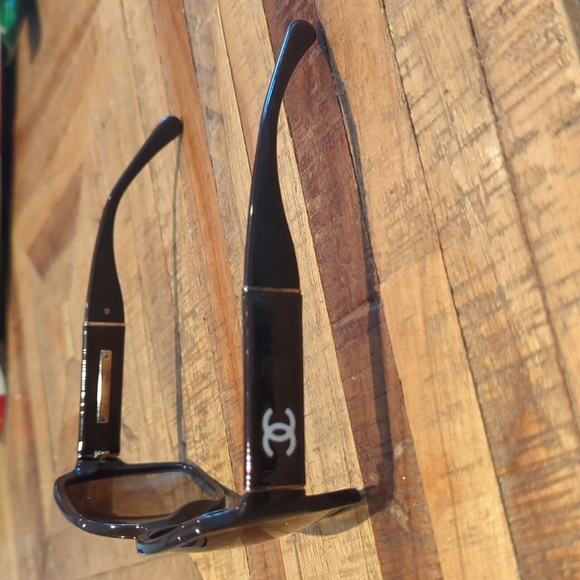 Brown oversized Chanel polarized sunglasses - Picture 5 of 13